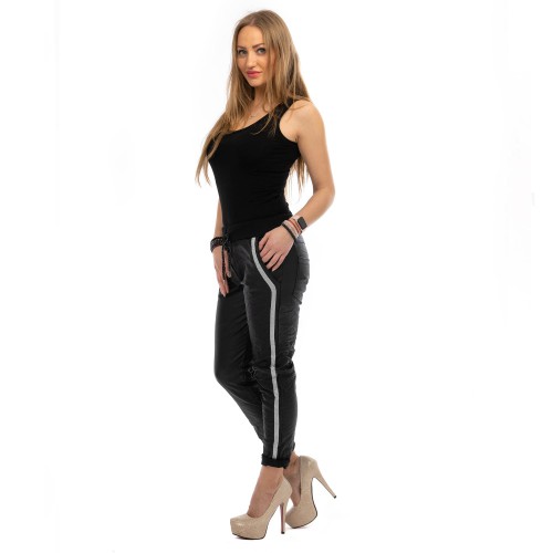 Dámská móda a doplňky - Kalhoty imitace metalické kůže s lampasy - černé