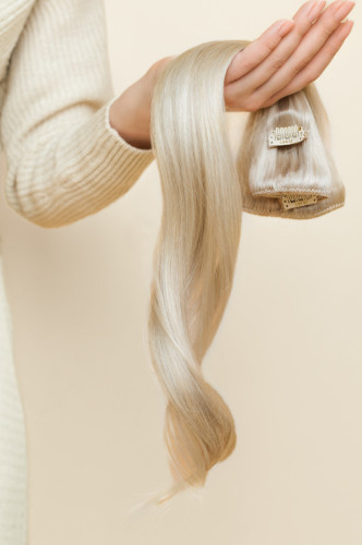 Prodlužování vlasů a účesy - Clip in vlasy 45 cm – 9 dílná sada z pravých lidských vlasů v ledové blond barvě